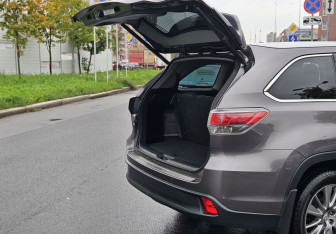 Подержанный автомобиль Toyota Highlander 2015 года (12 фото)