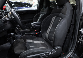Подержанный автомобиль MINI Hatch 2019 года (12 фото)