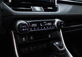 Подержанный автомобиль Toyota RAV4 2021 года (18 фото)
