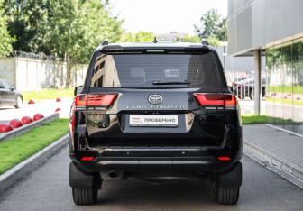 Подержанный автомобиль Toyota Land Cruiser Suv 2022 года (7 фото)