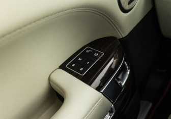 Подержанный автомобиль Land Rover Range Rover 2015 года (17 фото)