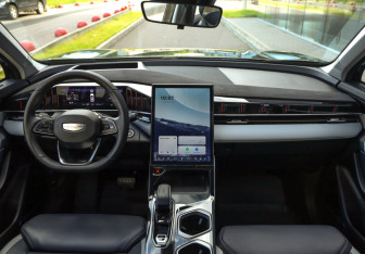Подержанный автомобиль Geely Atlas 2024 года (13 фото)