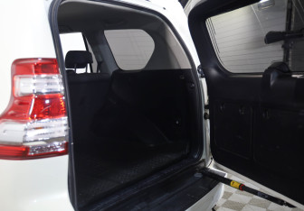 Подержанный автомобиль Toyota Land Cruiser Prado 2014 года (23 фото)