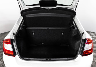 Подержанный автомобиль Skoda Rapid Liftback 2017 года (15 фото)