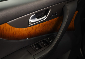 Подержанный автомобиль Infiniti QX70 2016 года (22 фото)