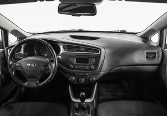 Подержанный автомобиль Kia Ceed Hatchback 2015 года (10 фото)