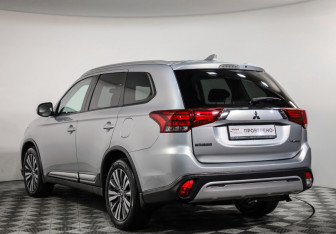 Подержанный автомобиль Mitsubishi Outlander 2019 года (7 фото)