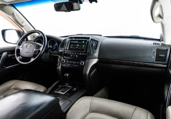 Подержанный автомобиль Toyota Land Cruiser Suv 2010 года (9 фото)