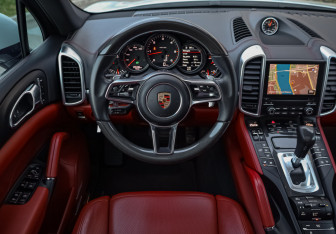 Подержанный автомобиль Porsche Cayenne 2016 года (12 фото)
