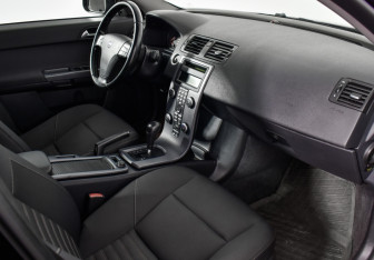 Подержанный автомобиль Volvo S40 2012 года (13 фото)