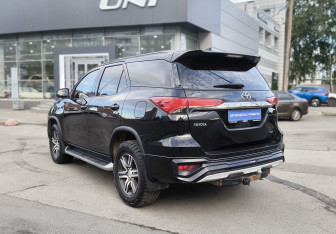 Подержанный автомобиль Toyota Fortuner 2019 года (6 фото)