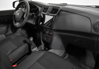 Подержанный автомобиль Renault Logan Sedan 2018 года (12 фото)