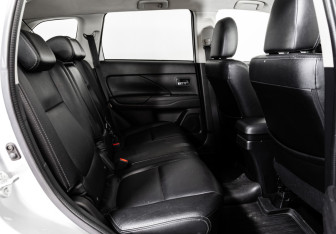 Подержанный автомобиль Mitsubishi Outlander 2015 года (21 фото)