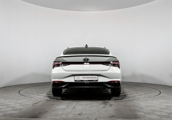 Подержанный автомобиль Hyundai Elantra Sedan 2022 года (6 фото)