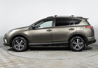 Подержанный автомобиль Toyota RAV4 2018 года (8 фото)