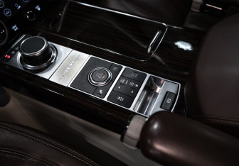 Подержанный автомобиль Land Rover Range Rover 2015 года (23 фото)