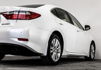 Подержанный автомобиль Lexus ES 2013 года (6 фото)