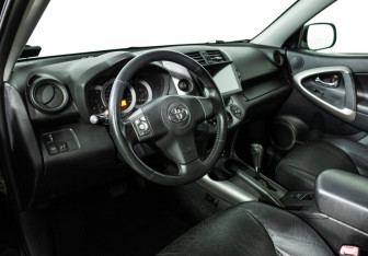 Подержанный автомобиль Toyota RAV4 2007 года (11 фото)