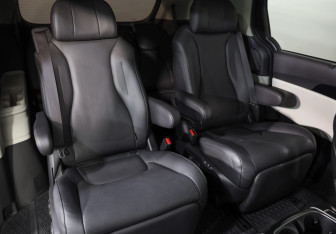 Подержанный автомобиль Kia Carnival 2022 года (32 фото)
