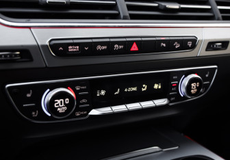 Подержанный автомобиль Audi Q7 2015 года (17 фото)