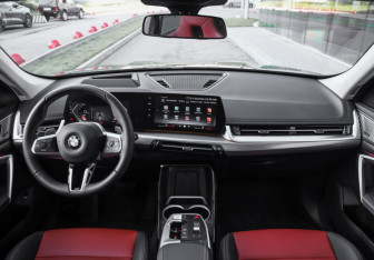 Подержанный автомобиль BMW X1 2024 года (14 фото)