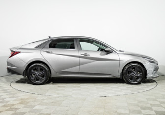 Подержанный автомобиль Hyundai Elantra Sedan 2021 года (4 фото)
