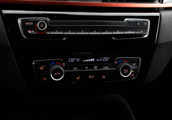 Подержанный автомобиль BMW X1 2017 года (16 фото)