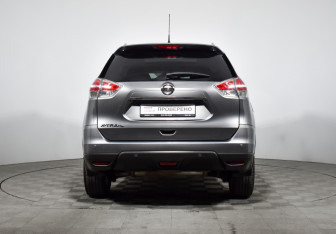 Подержанный автомобиль Nissan X-Trail 2015 года (6 фото)