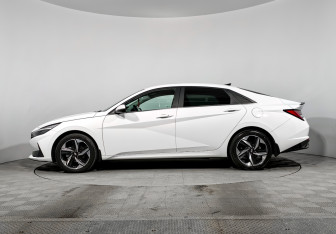 Подержанный автомобиль Hyundai Elantra Sedan 2022 года (8 фото)