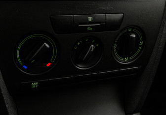 Подержанный автомобиль Skoda Octavia Liftback 2011 года (13 фото)