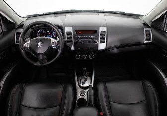 Подержанный автомобиль Peugeot 4007 2012 года (9 фото)