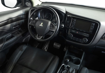 Подержанный автомобиль Mitsubishi Outlander 2016 года (8 фото)