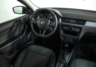 Подержанный автомобиль Skoda Rapid Liftback 2017 года (8 фото)