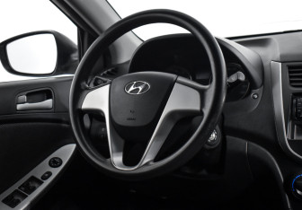 Подержанный автомобиль Hyundai Solaris Sedan 2012 года (13 фото)