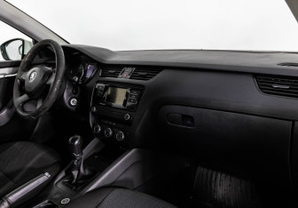Подержанный автомобиль Skoda Octavia Liftback 2015 года (9 фото)