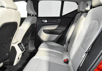 Подержанный автомобиль Volvo XC40 2018 года (12 фото)