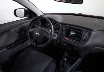 Подержанный автомобиль Kia Rio Hatchback 2009 года (9 фото)