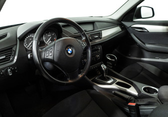 Подержанный автомобиль BMW X1 2012 года (11 фото)