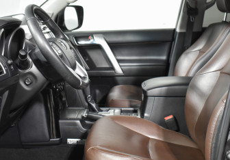 Подержанный автомобиль Toyota Land Cruiser Prado 2017 года (10 фото)