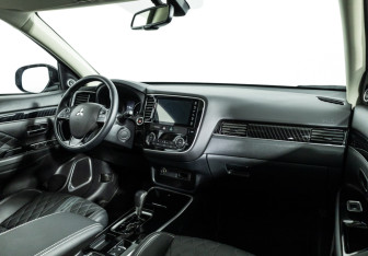 Подержанный автомобиль Mitsubishi Outlander 2022 года (9 фото)