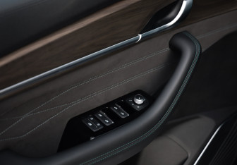 Подержанный автомобиль Geely Monjaro 2025 года (23 фото)