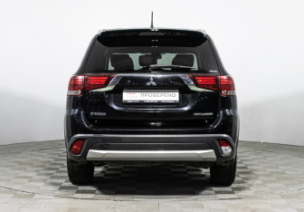 Подержанный автомобиль Mitsubishi Outlander 2015 года (6 фото)