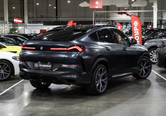 Подержанный автомобиль BMW X6 2022 года (7 фото)