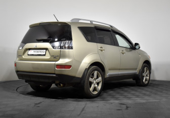 Подержанный автомобиль Mitsubishi Outlander 2008 года (5 фото)