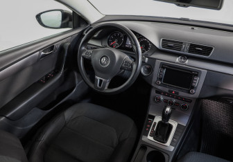 Подержанный автомобиль Volkswagen Passat Sedan 2012 года (8 фото)