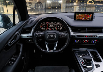 Подержанный автомобиль Audi Q7 2016 года (14 фото)