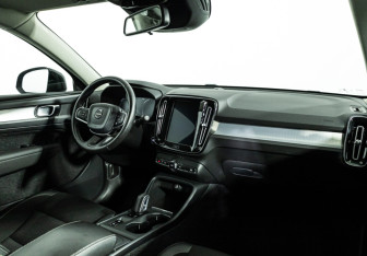 Подержанный автомобиль Volvo XC40 2019 года (9 фото)