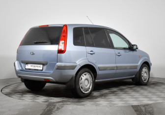 Подержанный автомобиль Ford Fusion 2007 года (5 фото)