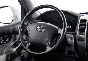 Подержанный автомобиль Toyota Land Cruiser Prado 2008 года (15 фото)