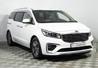 Подержанный автомобиль Kia Carnival 2020 года (3 фото)